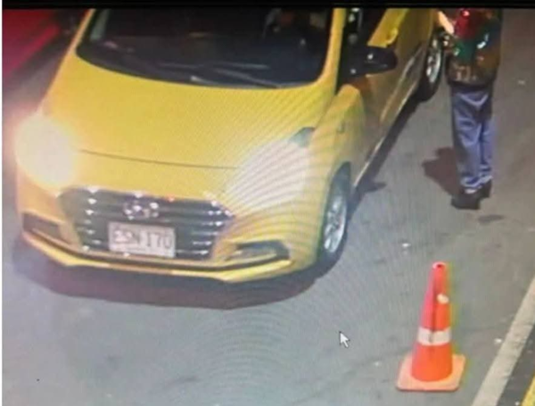 Hallan con vida a Diana Ospina tras ‘paseo millonario’ en Bogotá: el caso que despertó alarma en la ciudad. Momentos en que Diana abordaba el taxi.