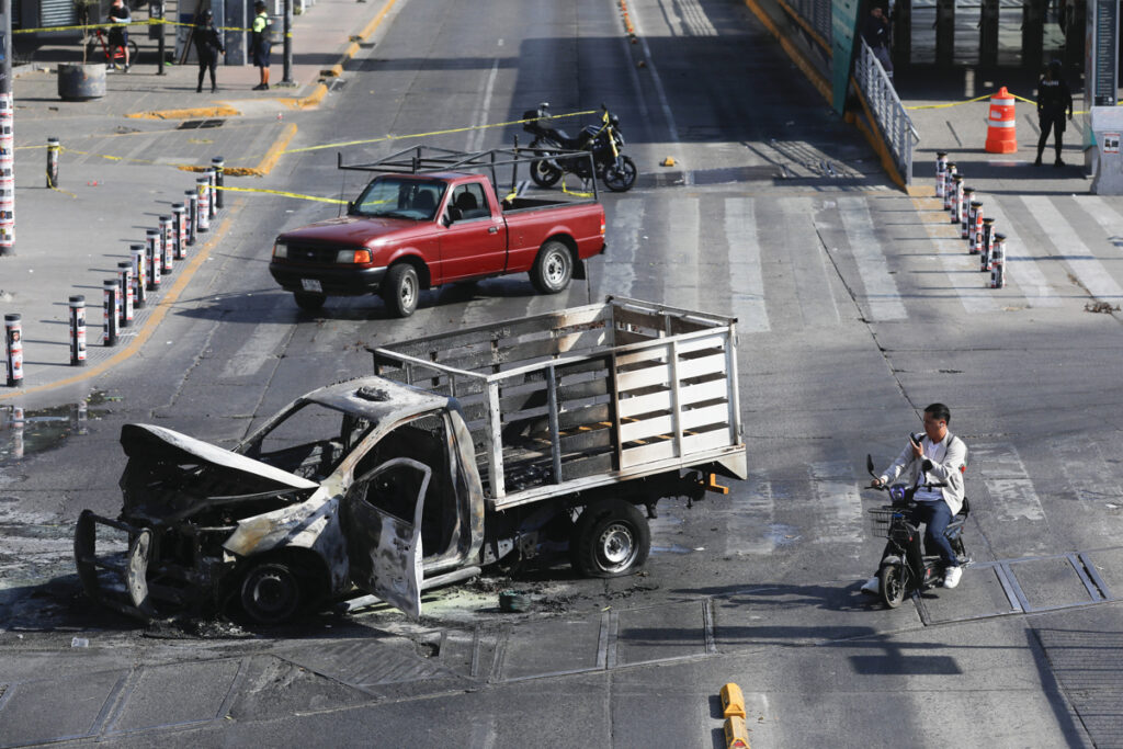 La muerte de “El Mencho”: el golpe que reconfigura el mapa del narcotráfico en México. integrantes del crimen organizado bloquean vías del oeste de méxico con carros incendiados